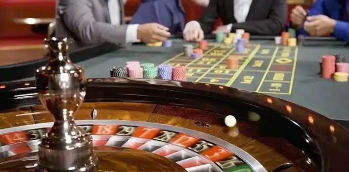အွန်လိုင်း Poker နှင့် Shan Koe Mee ကတ်ဂိမ်း မြန်မာကစားသမားများ ကစားနေသောပုံ